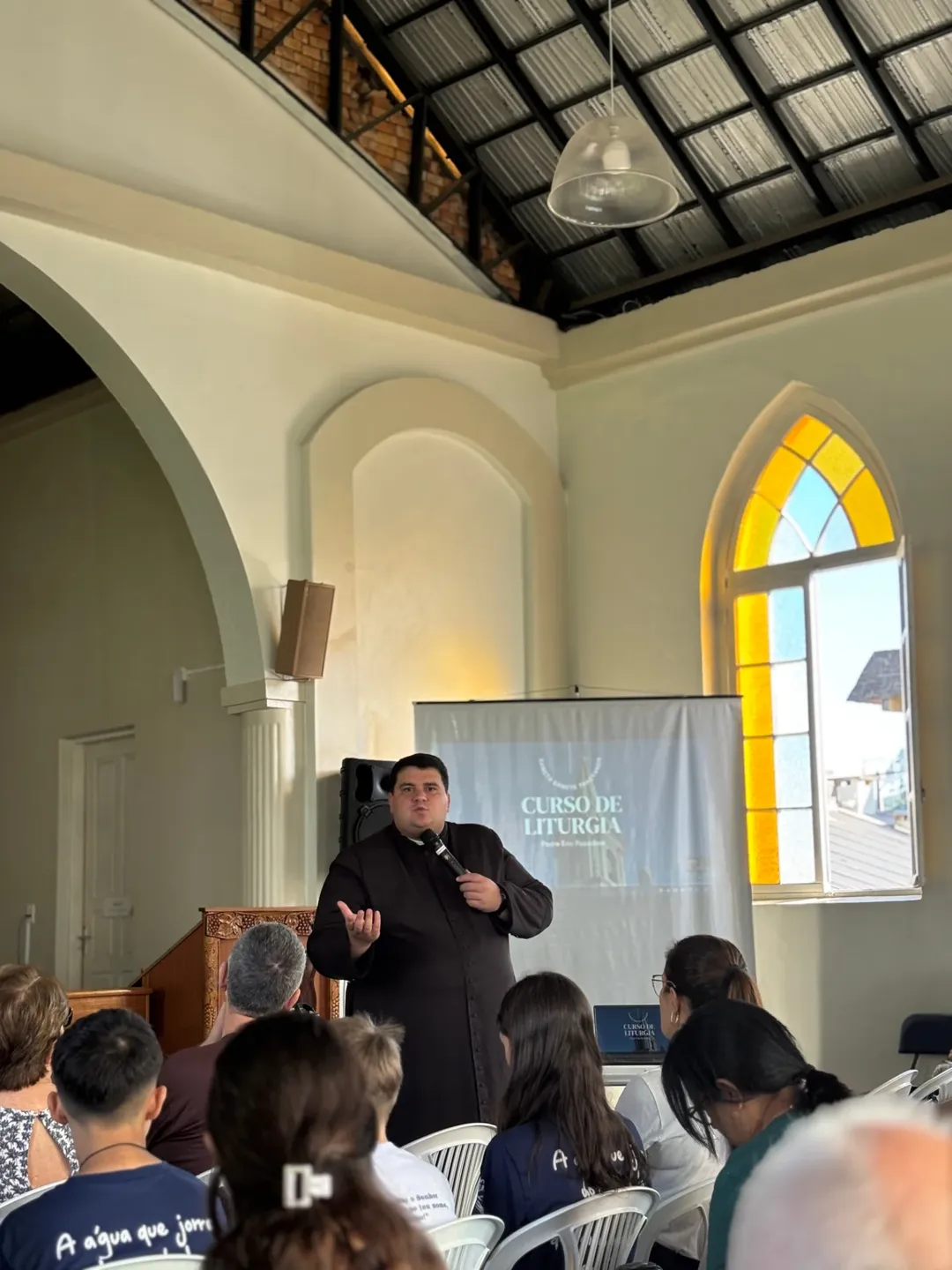 Paróquia promove curso de Liturgia com participação do Padre Eric Pozzobon